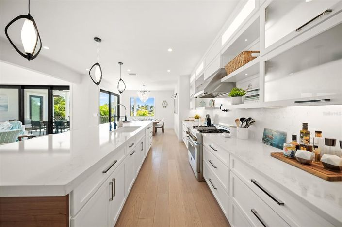 Image No.20-6 Bed Property for sale