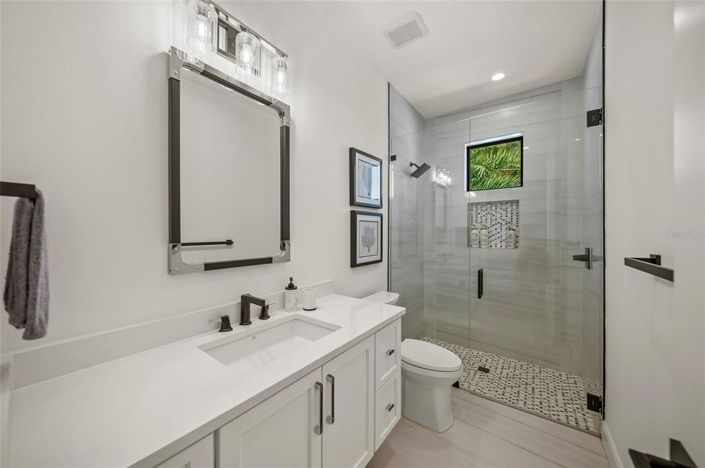 Image No.26-6 Bed Property for sale