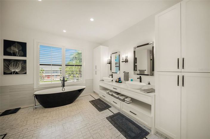 Image No.32-6 Bed Property for sale