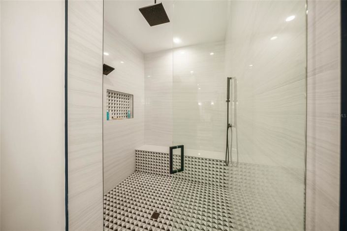 Image No.33-6 Bed Property for sale