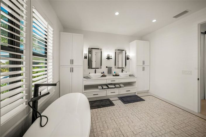 Image No.34-6 Bed Property for sale