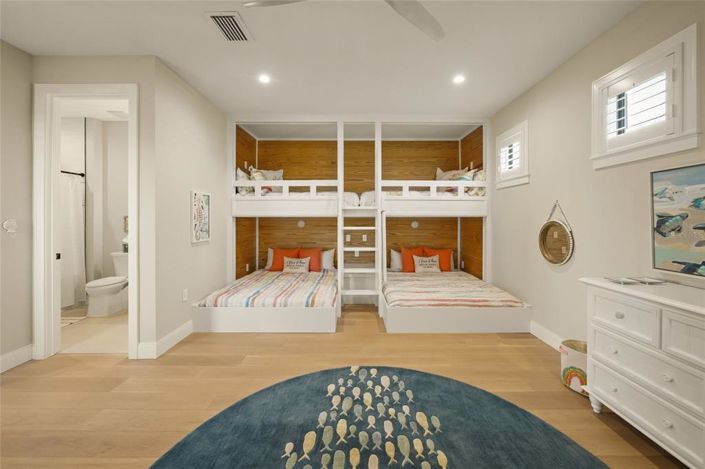 Image No.45-6 Bed Property for sale