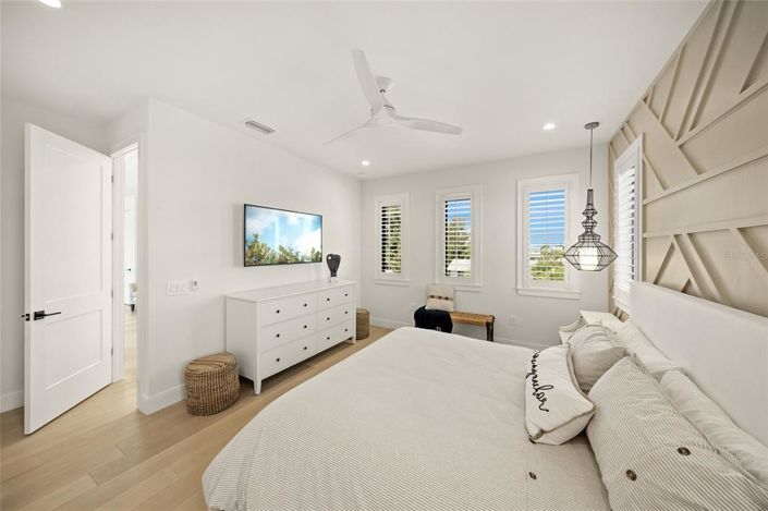 Image No.50-6 Bed Property for sale