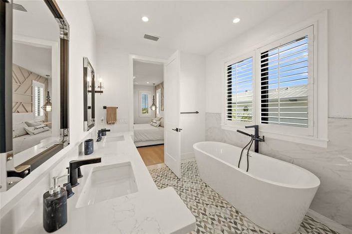 Image No.53-6 Bed Property for sale