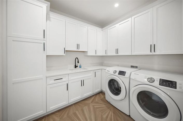 Image No.60-6 Bed Property for sale