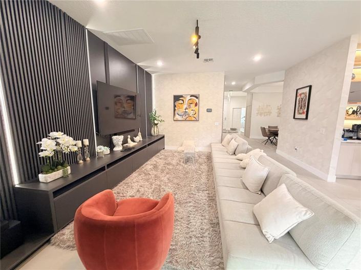 Image No.20-5 Bed Property for sale