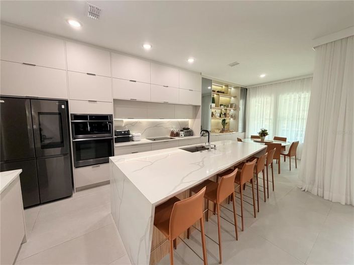 Image No.28-5 Bed Property for sale