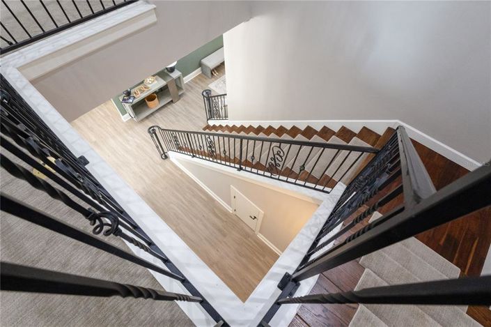 Image No.10-6 Bed Property for sale