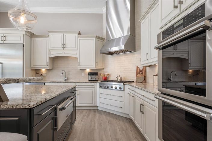 Image No.26-6 Bed Property for sale