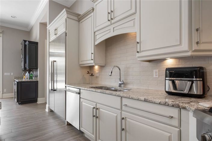 Image No.27-6 Bed Property for sale