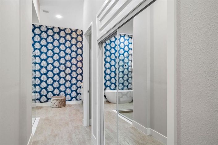 Image No.26-6 Bed Property for sale