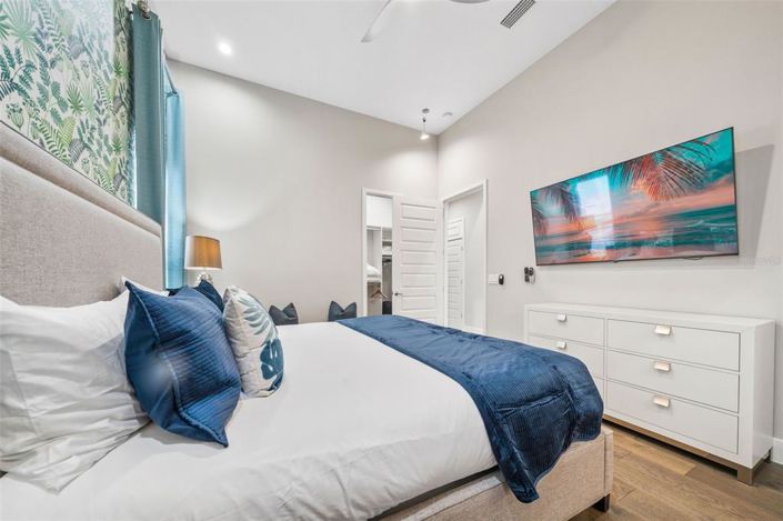 Image No.28-6 Bed Property for sale