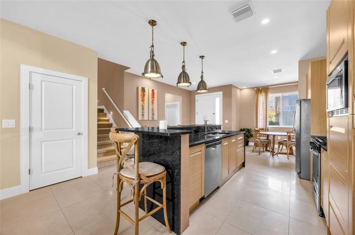 Image No.17-4 Bed Townhouse for sale