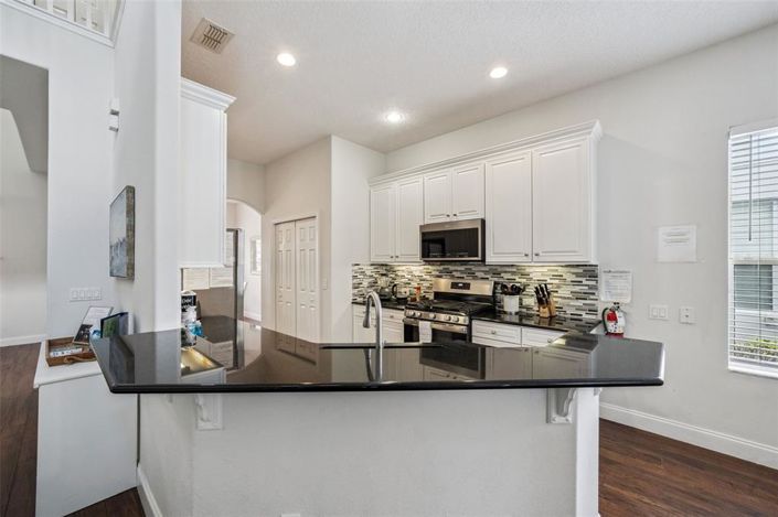 Image No.11-5 Bed Property for sale