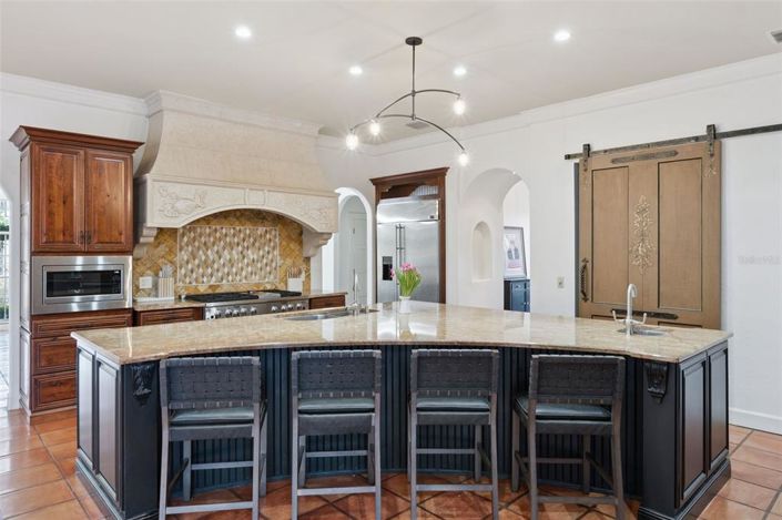 Image No.12-5 Bed Property for sale