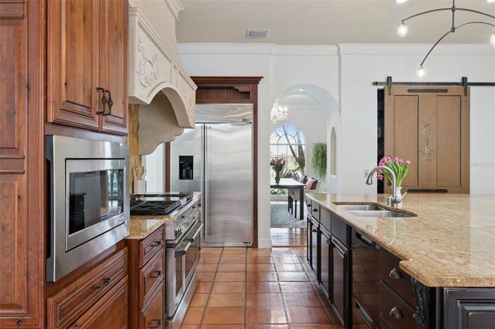 Image No.14-5 Bed Property for sale