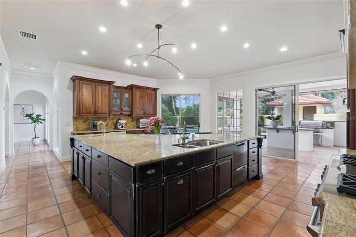 Image No.17-5 Bed Property for sale