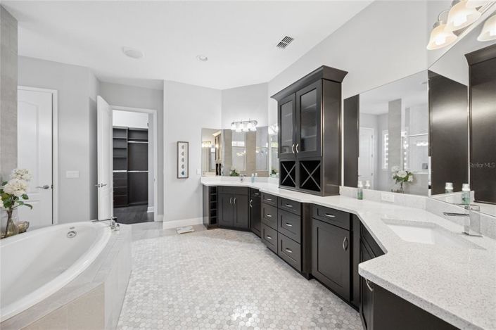 Image No.24-5 Bed Property for sale