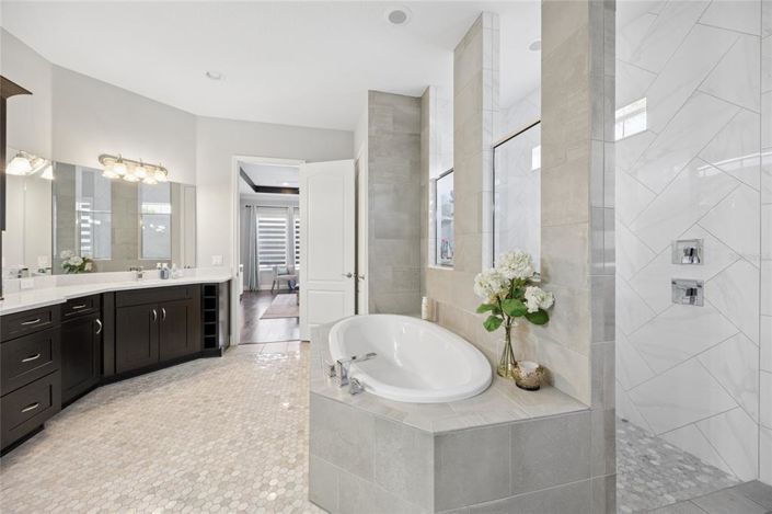 Image No.25-5 Bed Property for sale