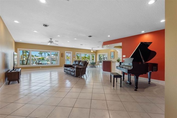 Image No.16-4 Bed Property for sale