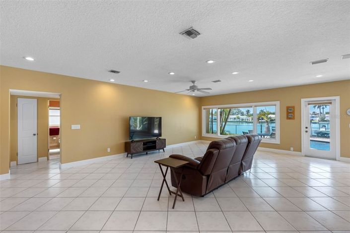 Image No.30-4 Bed Property for sale