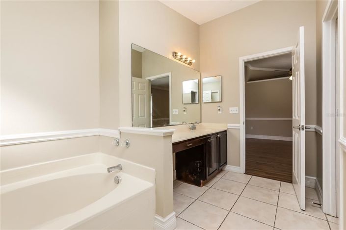 Image No.10-4 Bed Property for sale