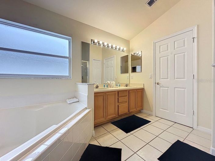 Image No.14-4 Bed Property for sale