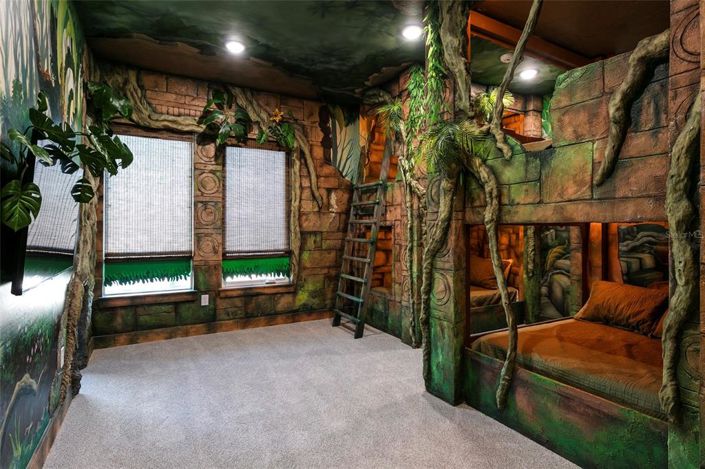 Image No.37-10 Bed Property for sale