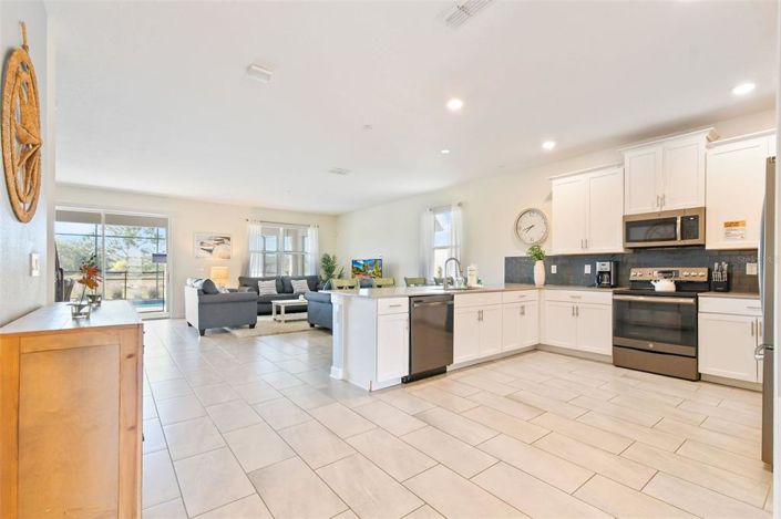 Image No.4-8 Bed Property for sale