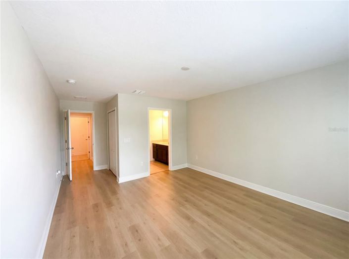 Image No.40-5 Bed Property for sale