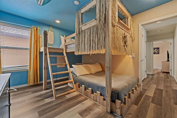 Image No.10-6 Bed Property for sale