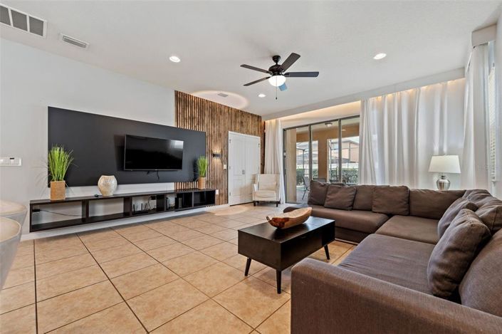 Image No.26-6 Bed Property for sale