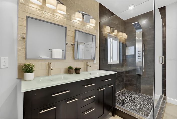 Image No.14-4 Bed Townhouse for sale