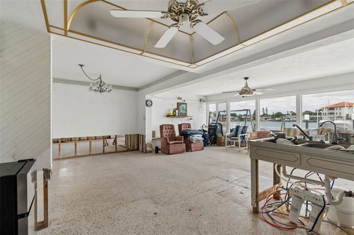 Image No.12-3 Bed Property for sale