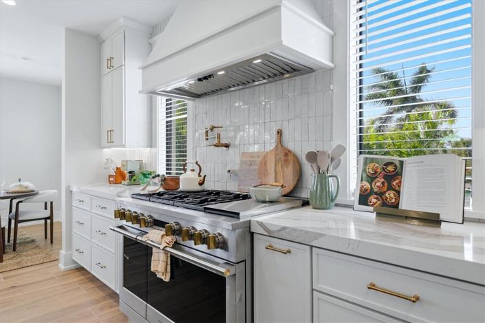 Image No.19-5 Bed Property for sale