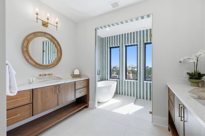 Image No.44-5 Bed Property for sale