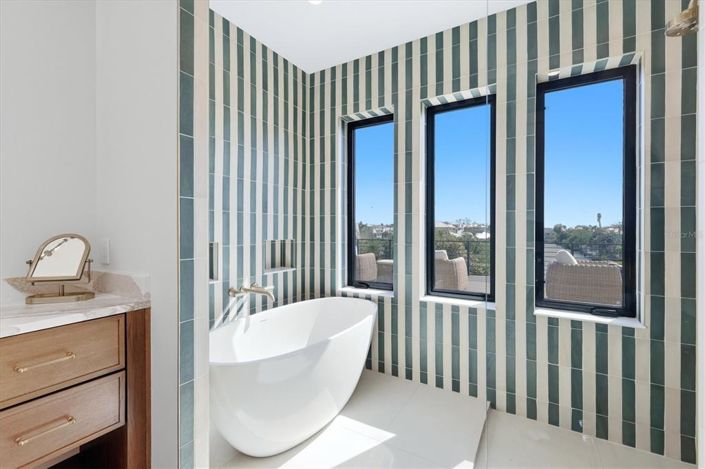 Image No.46-5 Bed Property for sale