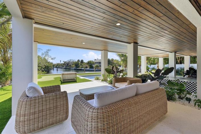 Image No.55-5 Bed Property for sale