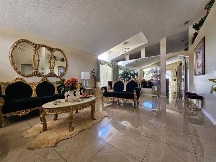 Image No.4-4 Bed Property for sale