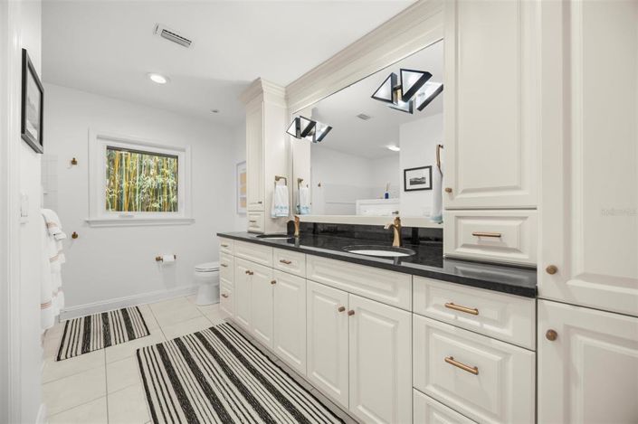 Image No.19-5 Bed Property for sale