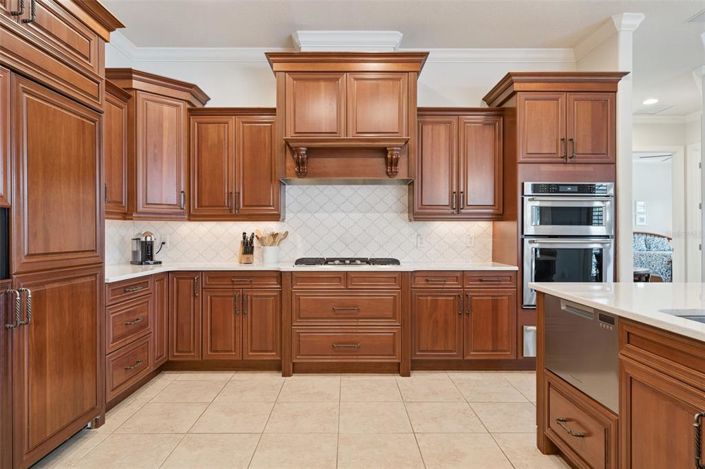 Image No.8-6 Bed Property for sale