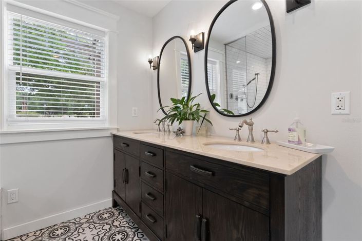 Image No.26-4 Bed Property for sale