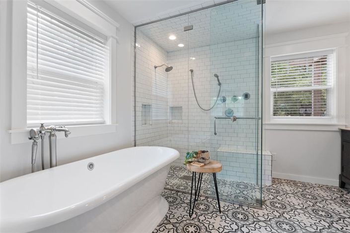 Image No.28-4 Bed Property for sale