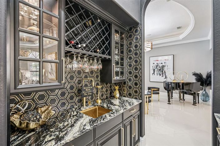 Image No.10-6 Bed Property for sale