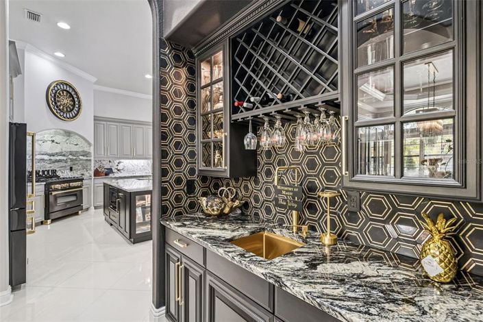 Image No.11-6 Bed Property for sale