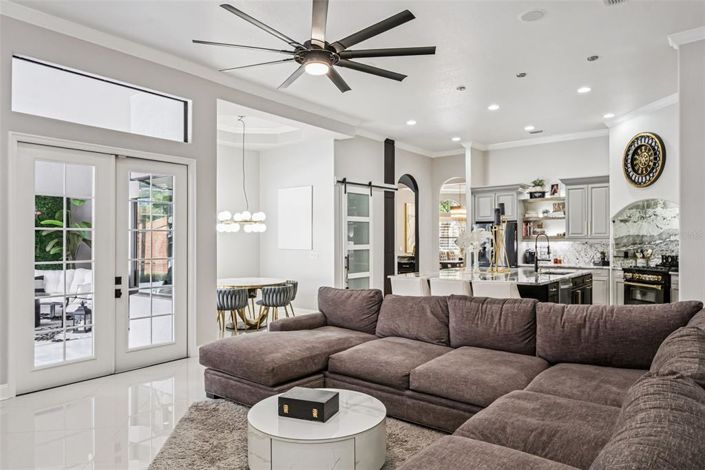 Image No.12-6 Bed Property for sale