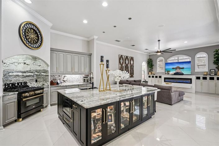 Image No.17-6 Bed Property for sale