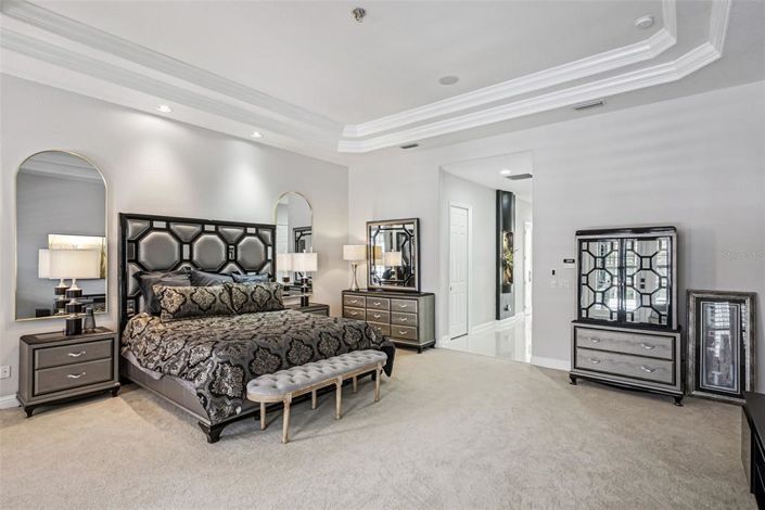 Image No.20-6 Bed Property for sale