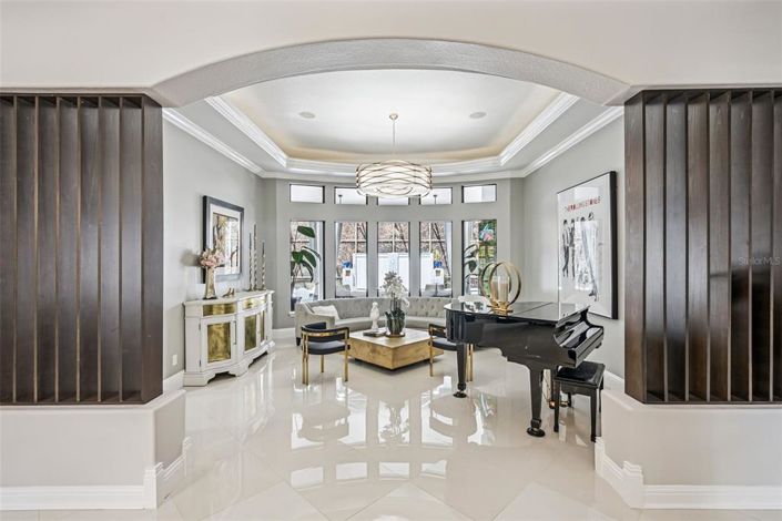 Image No.5-6 Bed Property for sale