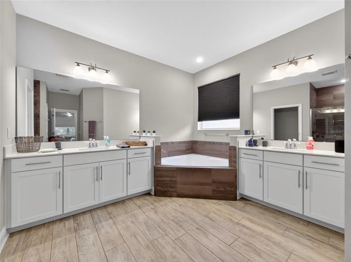 Image No.8-4 Bed Property for sale